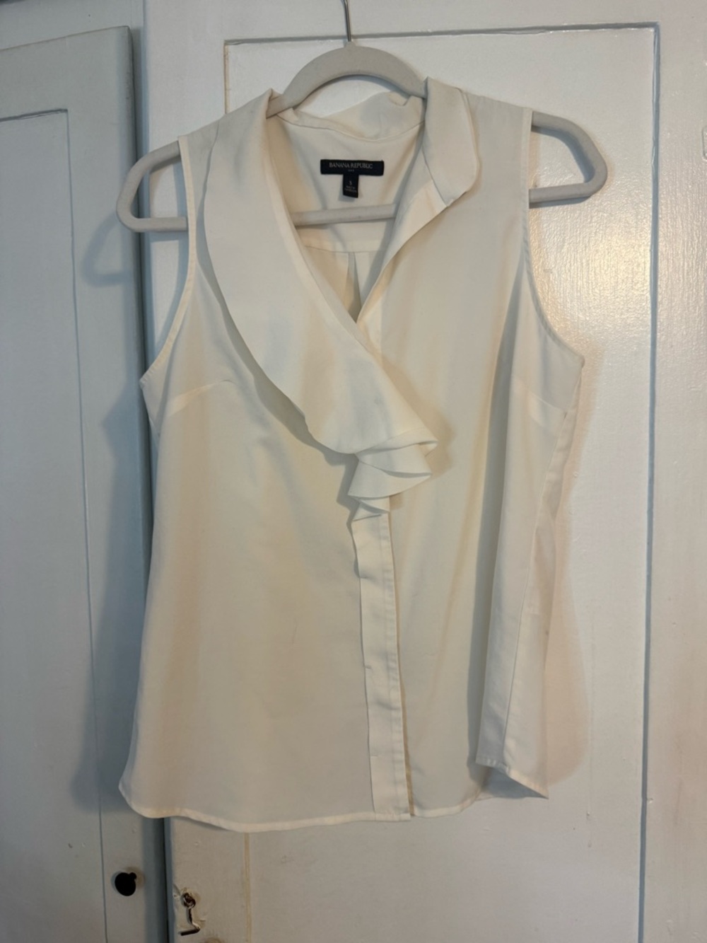 Banana Republic Cream Ruffle V-Neck Sleeveless Top